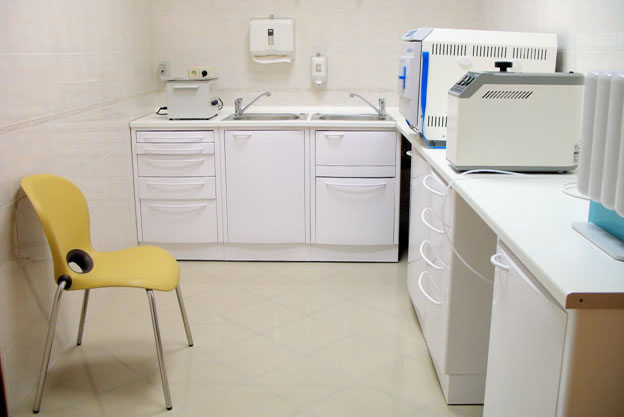 Просторная стерилизационная комната. Правильная стерилизация - гарантия безопасности
